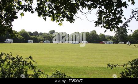 Après l'expulsion de squatters roumaine à l'ancien Club de Football de Hendon, les voyageurs se sont installés dans un champ près de la masse des Sarrasins de Allianz Park, anciennement connu sous le nom de Stade Copthall Où : London, Royaume-Uni Quand : 08 août 2013 Banque D'Images