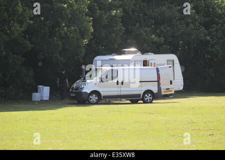 Après l'expulsion de squatters roumaine à l'ancien Club de Football de Hendon, les voyageurs se sont installés dans un champ près de la masse des Sarrasins de Allianz Park, anciennement connu sous le nom de Stade Copthall Où : London, Royaume-Uni Quand : 08 août 2013 Banque D'Images