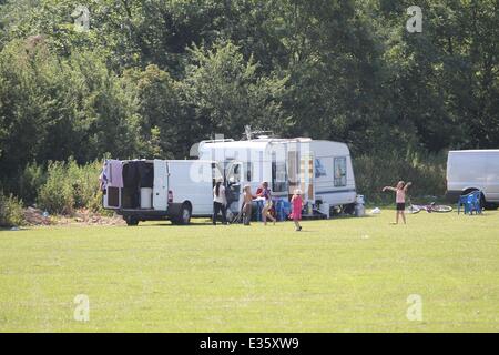 Après l'expulsion de squatters roumaine à l'ancien Club de Football de Hendon, les voyageurs se sont installés dans un champ près de la masse des Sarrasins de Allianz Park, anciennement connu sous le nom de Stade Copthall Où : London, Royaume-Uni Quand : 08 août 2013 Banque D'Images