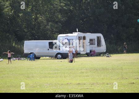 Après l'expulsion de squatters roumaine à l'ancien Club de Football de Hendon, les voyageurs se sont installés dans un champ près de la masse des Sarrasins de Allianz Park, anciennement connu sous le nom de Stade Copthall Où : London, Royaume-Uni Quand : 08 août 2013 Banque D'Images