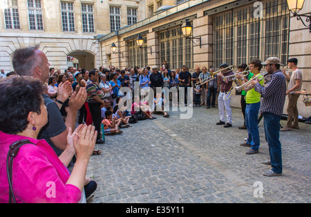 Paris, France, représentation de la musique de jazz de la foule, Festival national annuel de musique 'Fete de la musique' (Journée mondiale de la musique) dans le Marais faire de la musique, LES FEMMES, Banque D'Images
