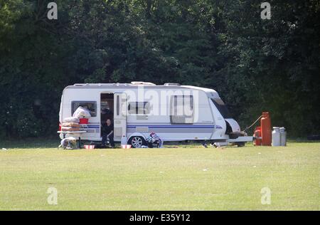 Après l'expulsion de squatters roumaine à l'ancien Club de Football de Hendon, les voyageurs se sont installés dans un champ près de la masse des Sarrasins de Allianz Park, anciennement connu sous le nom de Stade Copthall Où : London, Royaume-Uni Quand : 08 août 2013 Banque D'Images