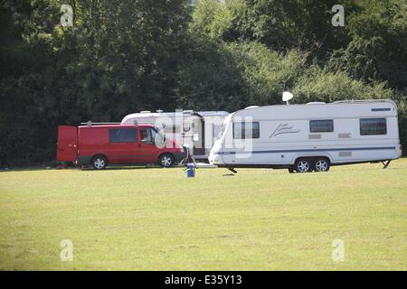 Après l'expulsion de squatters roumaine à l'ancien Club de Football de Hendon, les voyageurs se sont installés dans un champ près de la masse des Sarrasins de Allianz Park, anciennement connu sous le nom de Stade Copthall Où : London, Royaume-Uni Quand : 08 août 2013 Banque D'Images