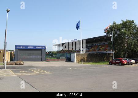 Après l'expulsion de squatters roumaine à l'ancien Club de Football de Hendon, les voyageurs se sont installés dans un champ près de la masse des Sarrasins de Allianz Park, anciennement connu sous le nom de Stade Copthall Où : London, Royaume-Uni Quand : 08 août 2013 Banque D'Images