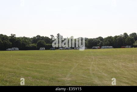 Après l'expulsion de squatters roumaine à l'ancien Club de Football de Hendon, les voyageurs se sont installés dans un champ près de la masse des Sarrasins de Allianz Park, anciennement connu sous le nom de Stade Copthall Où : London, Royaume-Uni Quand : 08 août 2013 Banque D'Images