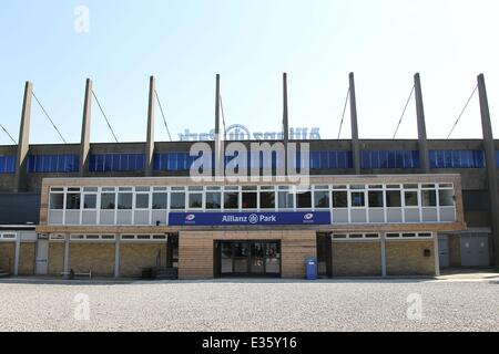 Après l'expulsion de squatters roumaine à l'ancien Club de Football de Hendon, les voyageurs se sont installés dans un champ près de la masse des Sarrasins de Allianz Park, anciennement connu sous le nom de Stade Copthall Où : London, Royaume-Uni Quand : 08 août 2013 Banque D'Images