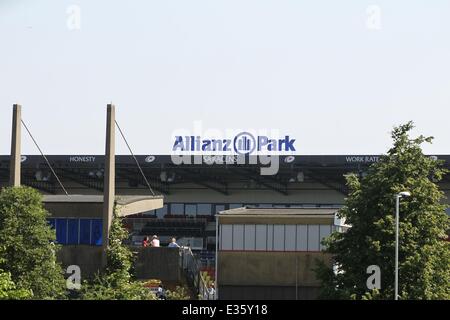 Après l'expulsion de squatters roumaine à l'ancien Club de Football de Hendon, les voyageurs se sont installés dans un champ près de la masse des Sarrasins de Allianz Park, anciennement connu sous le nom de Stade Copthall Où : London, Royaume-Uni Quand : 08 août 2013 Banque D'Images