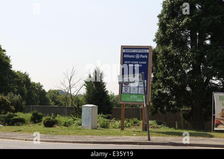 Après l'expulsion de squatters roumaine à l'ancien Club de Football de Hendon, les voyageurs se sont installés dans un champ près de la masse des Sarrasins de Allianz Park, anciennement connu sous le nom de Stade Copthall Où : London, Royaume-Uni Quand : 08 août 2013 Banque D'Images