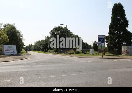 Après l'expulsion de squatters roumaine à l'ancien Club de Football de Hendon, les voyageurs se sont installés dans un champ près de la masse des Sarrasins de Allianz Park, anciennement connu sous le nom de Stade Copthall Où : London, Royaume-Uni Quand : 08 août 2013 Banque D'Images