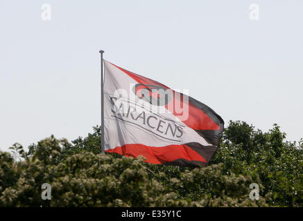 Après l'expulsion de squatters roumaine à l'ancien Club de Football de Hendon, les voyageurs se sont installés dans un champ près de la masse des Sarrasins de Allianz Park, anciennement connu sous le nom de Stade Copthall Où : London, Royaume-Uni Quand : 08 août 2013 Banque D'Images