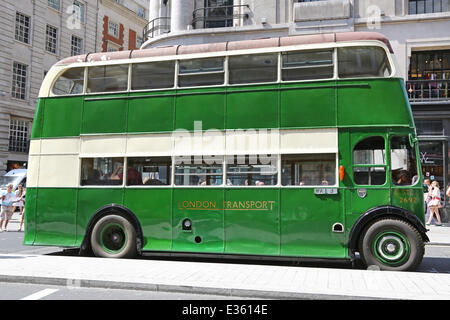 Londres, Royaume-Uni. 22 juin 2014. AEC Regent dans service de bus Zone Pays 1946-1952 à l'année de l'Autobus Cavalcade dans Regent Street, Londres célébrant le rôle d'autocars ont joué en déplacement de personnes autour de Londres. Les bus étaient sur l'affichage de 1829 à nos jours. Banque D'Images