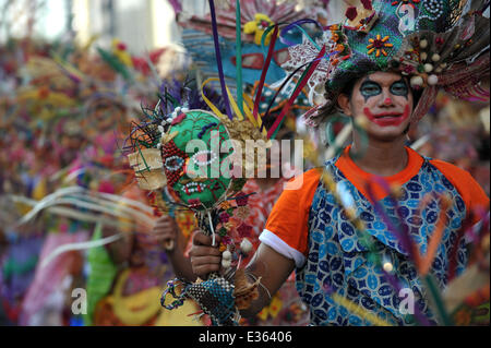 Jakarta, Indonésie. 22 Juin, 2014. Les gens effectuer pendant la Jakarta Carnival marquant le 487e anniversaire de la ville de Jakarta, Indonésie, le 22 juin 2014. Ti'Kuncahya Crédit : B./Xinhua/Alamy Live News Banque D'Images