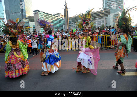 Jakarta, Indonésie. 22 Juin, 2014. Les gens effectuer pendant la Jakarta Carnival marquant le 487e anniversaire de la ville de Jakarta, Indonésie, le 22 juin 2014. Ti'Kuncahya Crédit : B./Xinhua/Alamy Live News Banque D'Images