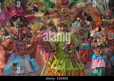 Jakarta, Indonésie. 22 Juin, 2014. Les gens effectuer pendant la Jakarta Carnival marquant le 487e anniversaire de la ville de Jakarta, Indonésie, le 22 juin 2014. Ti'Kuncahya Crédit : B./Xinhua/Alamy Live News Banque D'Images