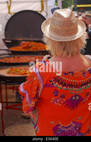 Femme en attente à la Paella espagnole décroche à boire et Bournemouth, Bournemouth, Dorset Festival UK en Juin Banque D'Images