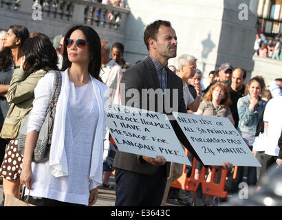 Lucy Liu et Jonny Lee Miller vu sur l'ensemble de 'Elementary' Avec : Lucy Liu,Jonny Lee Miller Où : London, Royaume-Uni Quand : 10 Oct 2013 Banque D'Images