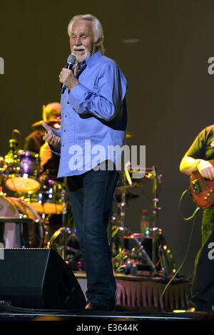Kenny Rogers jouant un titre à la Clyde Auditorium à la SECC à Glasgow avec : Kenny Rogers Où : Glasgow, Royaume-Uni Quand : 10 Oct 2013 Banque D'Images