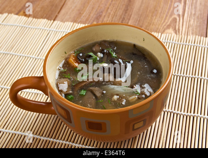 Soupe de choucroute russe avec des champignons et de l'orge perlé Banque D'Images