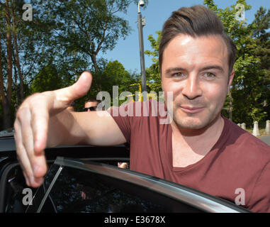 Ex-star Shane Filan Westlife sort son premier single solo intitulé 'tout pour moi' sur la connexion Wi-Fi gratuite Ryan 2FM radio show. Après le spectacle Shane traité ses fans à une fête d'été. Avec : Shane Filan Où : Dublin, Irlande Quand : 12 Oct 201 Banque D'Images