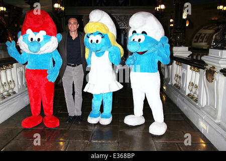 'Les Schtroumpfs 2' photocall à la Tour Eiffel Bridge dans Paris Las ...