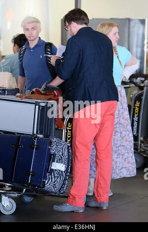 Jonathan Ross et de la famille d'arriver à l'aéroport de LAX avec : Harvey Kirby Ross,Jonathan Ross Où : Los Angeles, CA, United States Quand : 16 Juil 2013 Banque D'Images