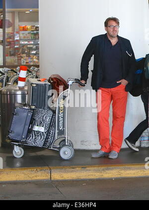 Jonathan Ross et de la famille d'arriver à l'aéroport de LAX avec : Jonathan Ross Où : Los Angeles, CA, United States Quand : 16 Juil 2013 Banque D'Images