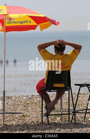 Comme la canicule se poursuit dans le sud est du pays, certains membres du public de découvrir le beau temps, en visitant les villes côtières de Littlehampton et Worthing, West Sussex, où : Littlehampton, Royaume-Uni Quand : 18 Ju Banque D'Images