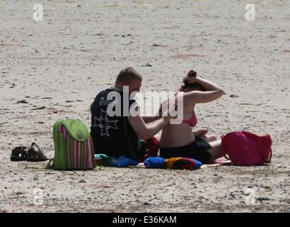 Comme la canicule se poursuit dans le sud est du pays, certains membres du public de découvrir le beau temps, en visitant les villes côtières de Littlehampton et Worthing, West Sussex, où : Worthing, Royaume-Uni Quand : 18 Oct 201 Banque D'Images