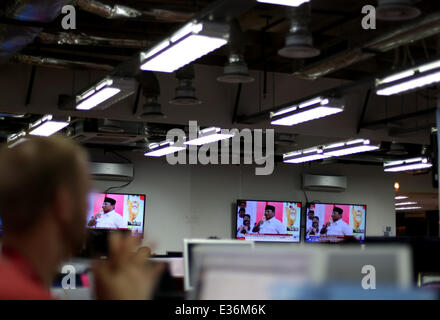 Le sud de Jakarta, Jakarta, Indonésie. 22 Juin, 2014. Les gens qui suivent le débat à la télévision le président. Dimanche soir le président débat sera le troisième des cinq, avec accent sur les affaires internationales et la défense nationale. En troisième série Prabowo Subianto se concentre sur l'accroissement de puissance nationale alors que Joko Widodo sur l'intérêt national dans le cadre de leur politique étrangère au débat. © Afriadi Hikmal ZUMAPRESS.com/Alamy/ZUMA/fil Live News Banque D'Images