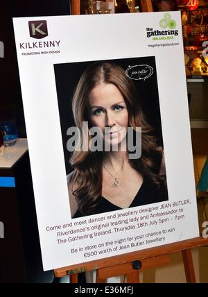 La grande dame d'origine Riverdance Jean Butler fait une apparition au Kilkenny store sur Grafton Street pour promouvoir sa collection de bijoux : Jean Butler Où : Dublin, Irlande Date : 18 Juil 2013 Banque D'Images