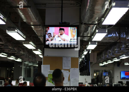 Le sud de Jakarta, Jakarta, Indonésie. 22 Juin, 2014. Les gens qui suivent le débat à la télévision le président. Dimanche soir le président débat sera le troisième des cinq, avec accent sur les affaires internationales et la défense nationale. En troisième série Prabowo Subianto se concentre sur l'accroissement de puissance nationale alors que Joko Widodo sur l'intérêt national dans le cadre de leur politique étrangère au débat. © Afriadi Hikmal ZUMAPRESS.com/Alamy/ZUMA/fil Live News Banque D'Images