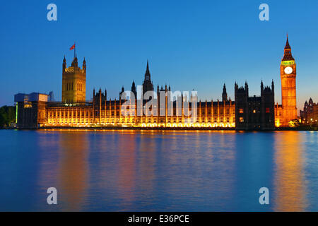 Londres, Royaume-Uni. 21 juin 2014. Chambres du Parlement au coucher du soleil, le Songe d'une nuit à Londres, en Angleterre. La météo à Saint-Jean à Londres était magnifique et le coucher du soleil pas moins avec un ciel bleu pur en tournant une nuance d'orange. Banque D'Images