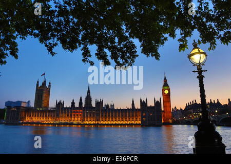 Londres, Royaume-Uni. 21 juin 2014. Chambres du Parlement au coucher du soleil, le Songe d'une nuit à Londres, en Angleterre. La météo à Saint-Jean à Londres était magnifique et le coucher du soleil pas moins avec un ciel bleu pur en tournant une nuance d'orange. Banque D'Images