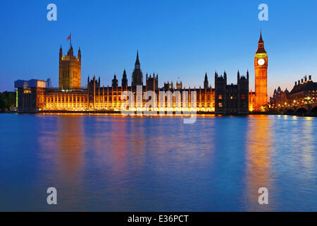 Londres, Royaume-Uni. 21 juin 2014. Chambres du Parlement au coucher du soleil, le Songe d'une nuit à Londres, en Angleterre. La météo à Saint-Jean à Londres était magnifique et le coucher du soleil pas moins avec un ciel bleu pur en tournant une nuance d'orange. Banque D'Images