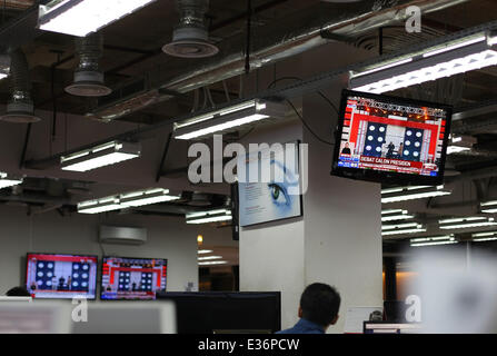 Le sud de Jakarta, Jakarta, Indonésie. 22 Juin, 2014. Les gens qui suivent le débat à la télévision le président. Dimanche soir le président débat sera le troisième des cinq, avec accent sur les affaires internationales et la défense nationale. En troisième série Prabowo Subianto se concentre sur l'accroissement de puissance nationale alors que Joko Widodo sur l'intérêt national dans le cadre de leur politique étrangère au débat. © Afriadi Hikmal ZUMAPRESS.com/Alamy/ZUMA/fil Live News Banque D'Images