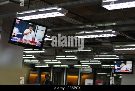 Le sud de Jakarta, Jakarta, Indonésie. 22 Juin, 2014. Les gens qui suivent le débat à la télévision le président. Dimanche soir le président débat sera le troisième des cinq, avec accent sur les affaires internationales et la défense nationale. En troisième série Prabowo Subianto se concentre sur l'accroissement de puissance nationale alors que Joko Widodo sur l'intérêt national dans le cadre de leur politique étrangère au débat. © Afriadi Hikmal ZUMAPRESS.com/Alamy/ZUMA/fil Live News Banque D'Images