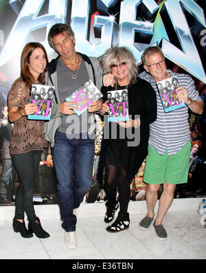 MTV VJ's book original de signature au Théâtre Rock of Ages à l'intérieur du Venetian Hotel and Casino comprend : Martha Quinn,Mark Goodman,Nina Blackwood,Alan Hunter Où : Las Vegas, Nevada, United States Quand : 20 juillet 2013 Banque D'Images