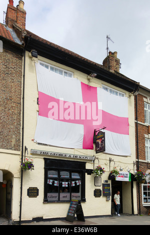 Le George & Dragon pub à Yarm Stockton on Tees décorées avec un immense drapeau de l'Angleterre pour la Coupe du Monde de Football 2014 Banque D'Images