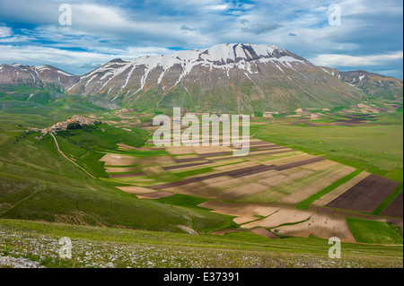 Piano Grande Scenic champs et montagnes de Sibillini en Ombrie, Italie Banque D'Images