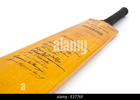 Slazenger Vintage cricket avec des autographes de l'équipe de tournée australienne de 1968. Banque D'Images