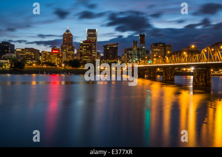 Lumières colorées qui se reflète sur la rivière Willamette dans le centre-ville de Portland, Oregon Banque D'Images