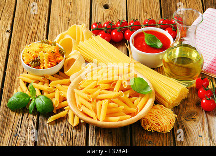 Assortiment de pâtes, purée de tomate et d'huile d'olive Banque D'Images