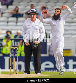 Leeds, UK. 22 Juin, 2014. Moeen Ali d'Angleterre bowling lors de la 2e Test Match Investec trois jours entre l'Angleterre et le Sri Lanka à Headingley Cricket Ground, le 22 juin 2014 à Leeds, Angleterre. Credit : Mitchell Gunn/ESPA/Alamy Live News Banque D'Images