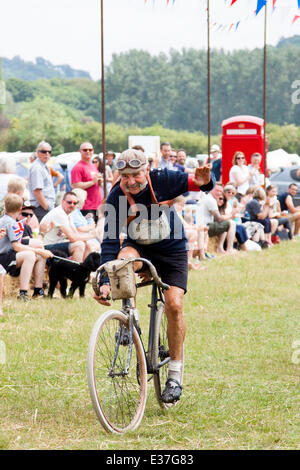 L'Eroica Britannia, Bakewell, Derbyshire, Royaume-Uni. 22 Juin, 2014. Luciano Berutti, 72, le légendaire coureur cycliste italien franchit la ligne d'arrivée à la dernière journée de l'Eroica Britannia de Bakewell. 2000 coureurs de partout dans le monde est venu de rouler à travers des itinéraires dans le Peak District de jusqu'à 100 milles. Luciano Berutti a monté l'original italien L'Eroica ride depuis sa création. Credit : Helen Hughes/Alamy Live News Banque D'Images