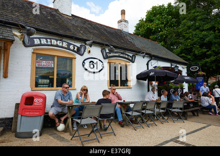 Pub 61 pont Verrouillage du fond Foxton Locks Market Harborough Leicestershire UK Banque D'Images