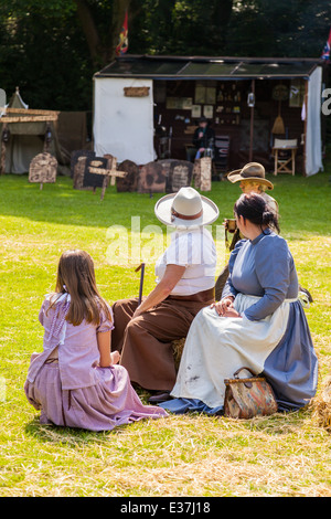 Poireau, Staffordshire, Angleterre. 22 juin 2014, un week-end country et western. Regardez autour de la famille comme villains viennent en ville Banque D'Images