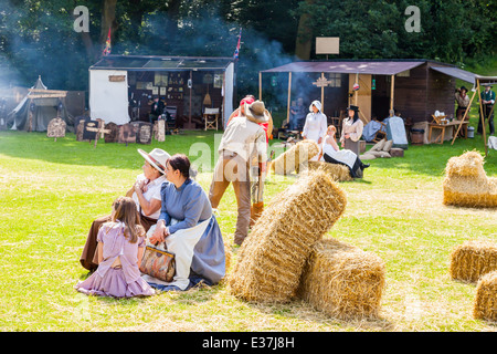 Poireau, Staffordshire, Angleterre. 22 juin 2014, un week-end country et western. Un homme ivre armés se bat avec cowboy Banque D'Images