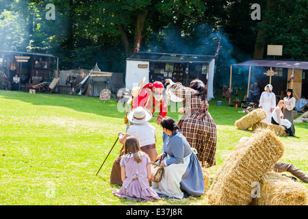 Poireau, Staffordshire, Angleterre. 22 juin 2014, un week-end country et western. Une femme se bat avec cowboy Banque D'Images