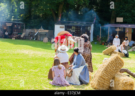 Poireau, Staffordshire, Angleterre. 22 juin 2014, un week-end country et western. Une femme se bat avec cowboy Banque D'Images