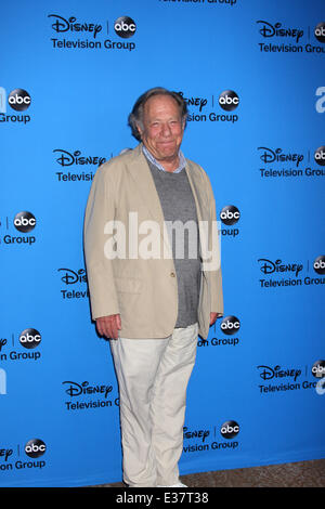 ABC de l'été 2013 TCA Party avec : George Segal Où : Los Angeles, CA, United States Quand : 05 août 2013 Banque D'Images